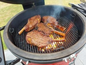 Tomahawk steaks met perfecte grillstrepen op een Kamado Joe Classic 2, bereid via de reverse‑sear methode.