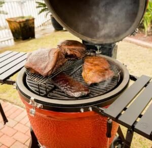 Texas‑style brisket op een Kamado Joe classic, omringd door eikenrook.